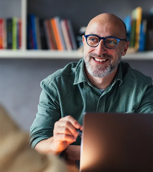web-smiling-man
